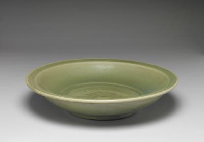 图片[3]-Angled-rim dish with incised floral pattern in celadon glaze. Longquan ware. Ming dynasty, 15th -16th century.-China Archive